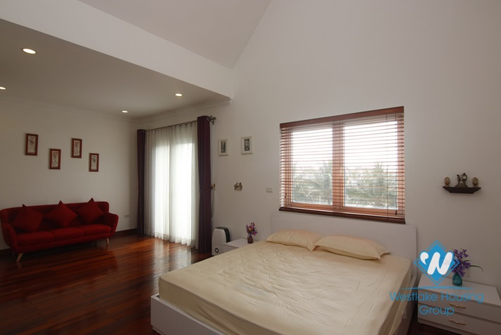 Hanoi furnished 4 bedrooms villa for let in Vinhomes Riverside with river view